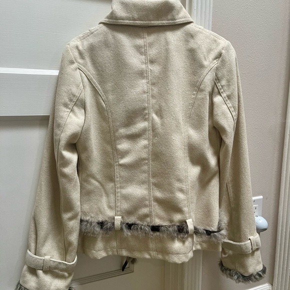 Cream Double-Breasted Women's Peacoat with Faux Fur Collar Scarf and Belt - Picture 6 of 8